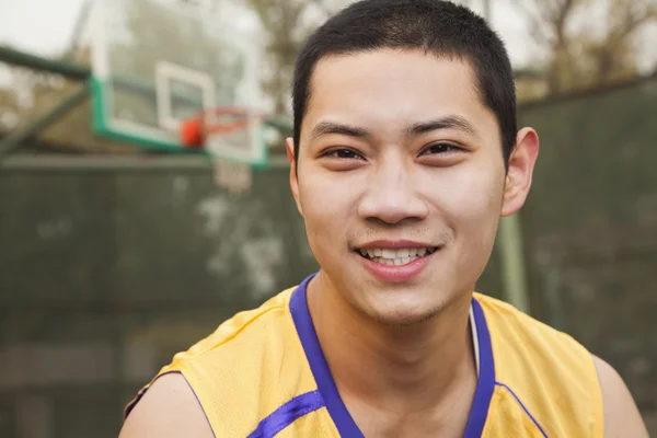 Junger Mann auf dem Basketballplatz — Stockfoto