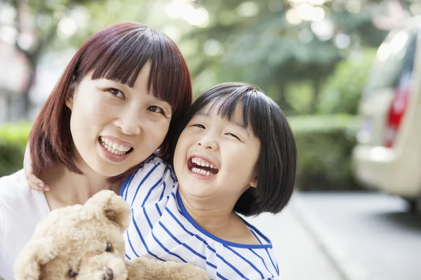 Mutter und Tochter umarmen sich — Stockfoto