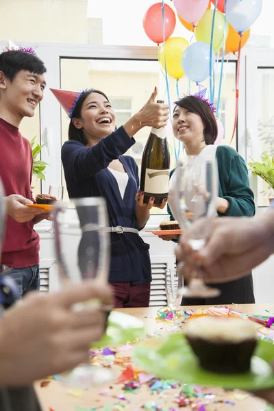 Ofiste parti iş adamları — Stok fotoğraf