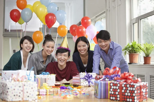 Gli uomini d'affari che fanno festa in ufficio — Foto Stock