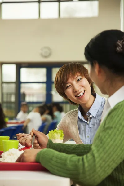 Lärare pratar på lunch i skolmatsalen — Stockfoto