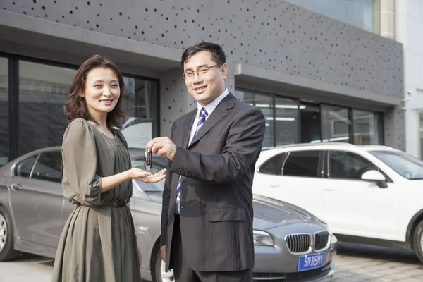 Businessman Handing Car Keys To Woman — Stock Photo, Image