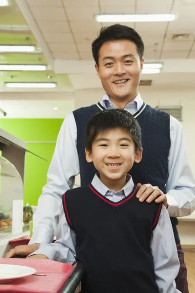 学校の食堂での教師と学校の少年 — ストック写真