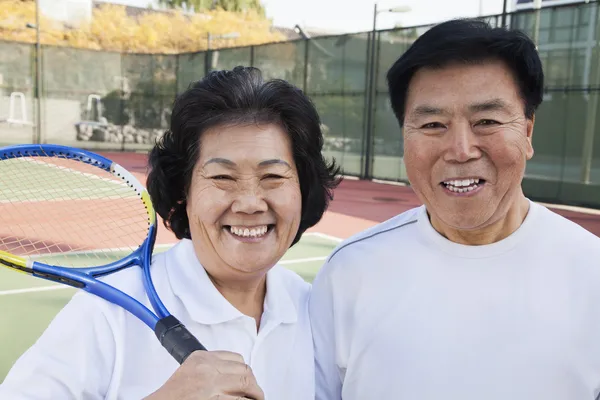Ouder paar tennissen — Stockfoto