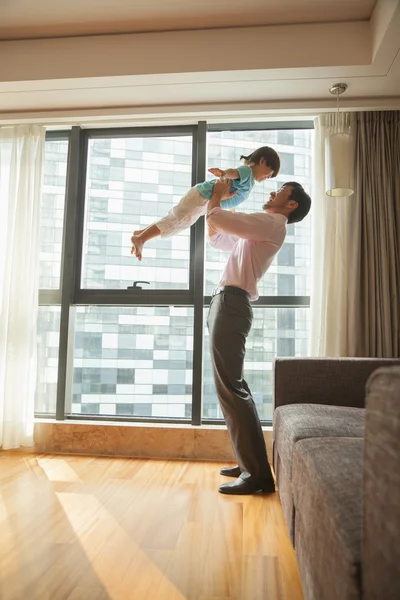 Père jouant avec son fils — Photo