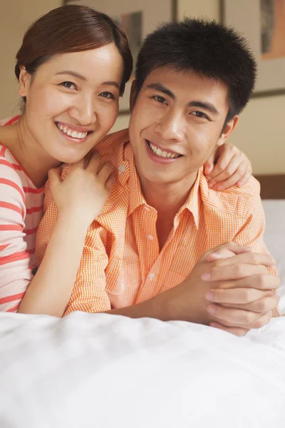 Young Couple Lying on Bed — Stock Photo, Image