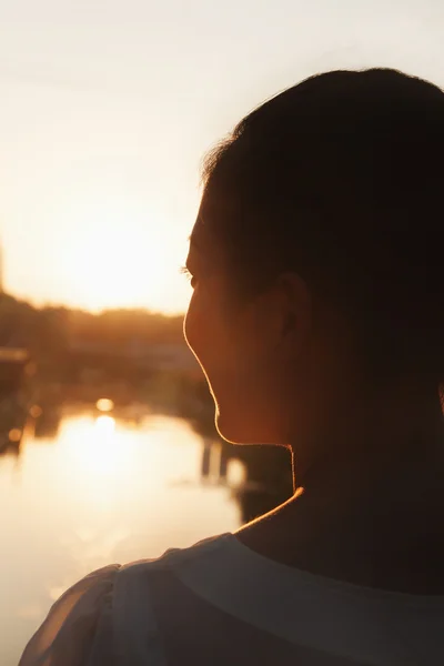 Silhuett av kvinnans ansikte vid solnedgången — Stockfoto