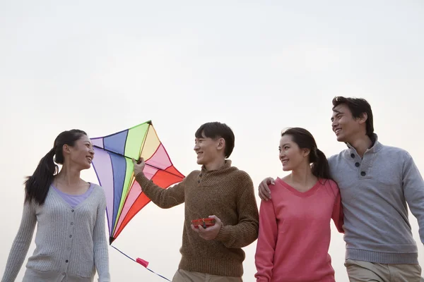 朋友们在沙滩上放风筝 — 图库照片