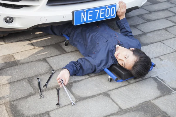 Mecânico de trabalho sob o carro — Fotografia de Stock