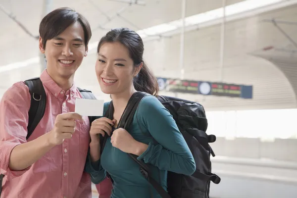 Pareja revisando su billete de tren — Foto de Stock