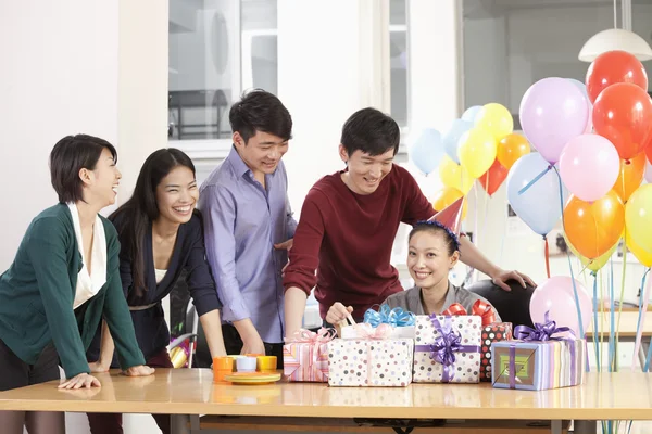 Gente de negocios teniendo fiesta en la oficina — Foto de Stock