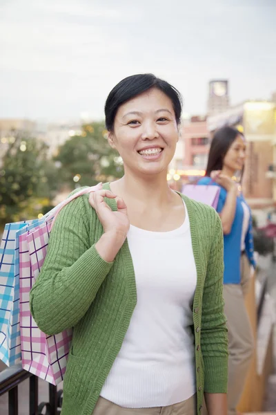 Volwassen vrouw in shopping mall — Stockfoto