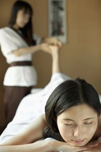 Massagem terapeuta massagem pés — Fotografia de Stock