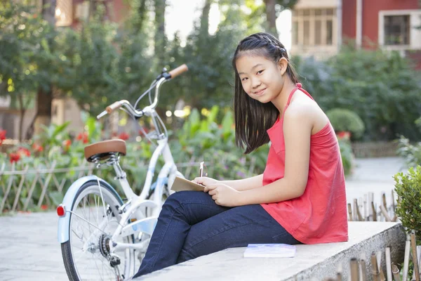 Girl Writing in a Courtyard — Stock Photo, Image