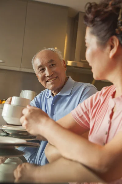 年配のカップルがお茶を共有 — ストック写真