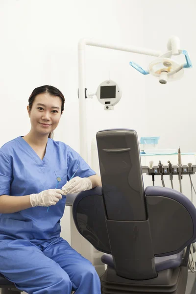 Ritratto di assistente dentale femminile — Foto Stock