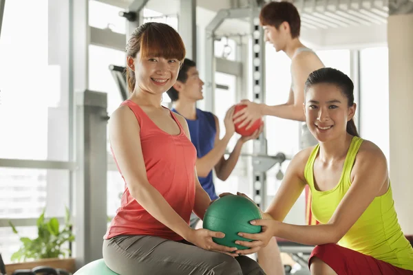 Spor salonunda egzersiz yapan bir grup genç. — Stok fotoğraf