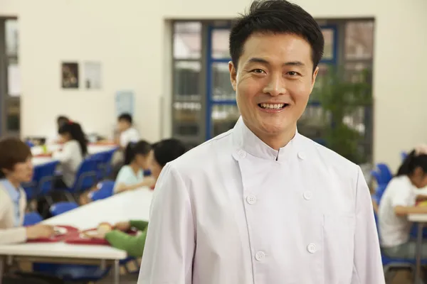 Chef in school cafeteria — Stock Photo, Image