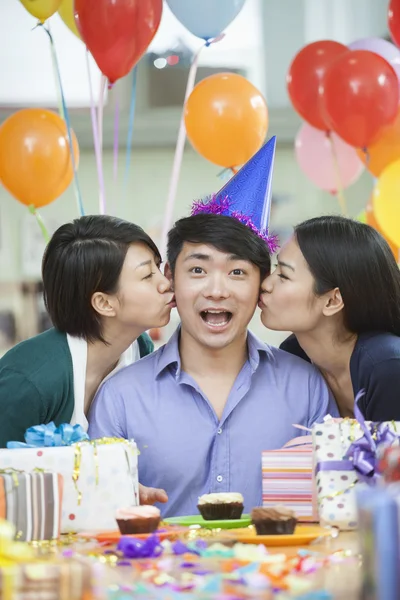 Male Kissed By Two Female Colleagues — Stock Photo, Image