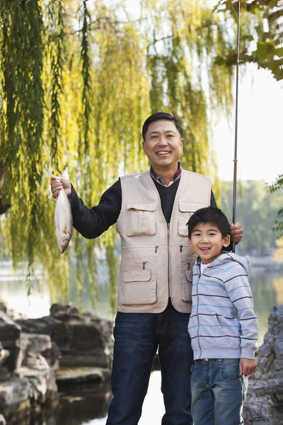 祖父和孙子钓鱼 — 图库照片