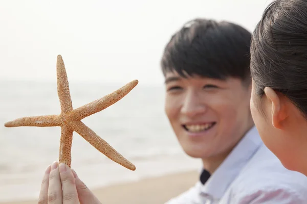 Amigos mirando estrellas de mar —  Fotos de Stock