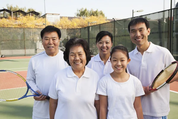 Família jogando tênis, retrato — Fotografia de Stock