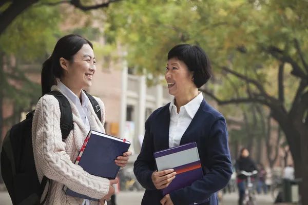 Universiteitsstudent en professor op de campus — Stockfoto