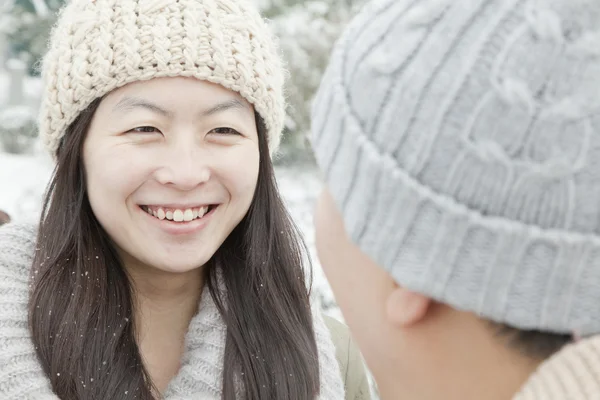 Paar schaut sich im Schnee an — Stockfoto