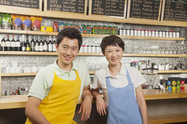 Retrato de dois baristas em um café — Fotografia de Stock