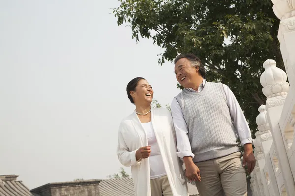 Seniorehepaar geht in Peking nach draußen — Stockfoto
