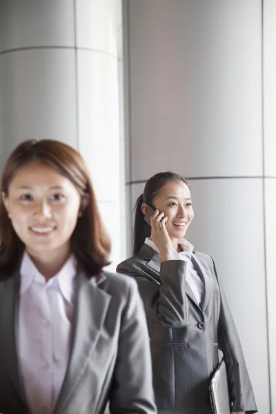 Two young businesswomen outside — Stock Photo, Image