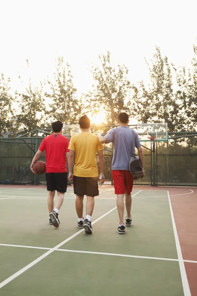 Amigos voltando para casa depois do jogo de basquete — Fotografia de Stock