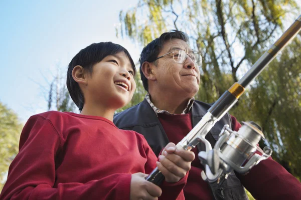 Abuelo y nieto pescando retrato en el lago — Foto de Stock