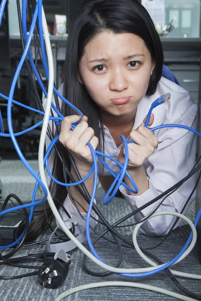 Zakenvrouw gefrustreerd door de ethernet-kabel — Stockfoto