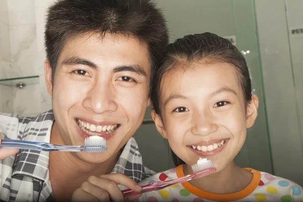 Padre e hija cepillando los dientes juntos — Foto de Stock