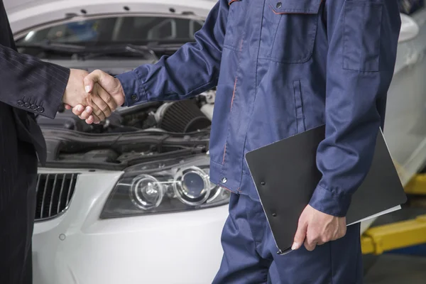 Businessman shaking hands with Mechanic — Stock Photo, Image