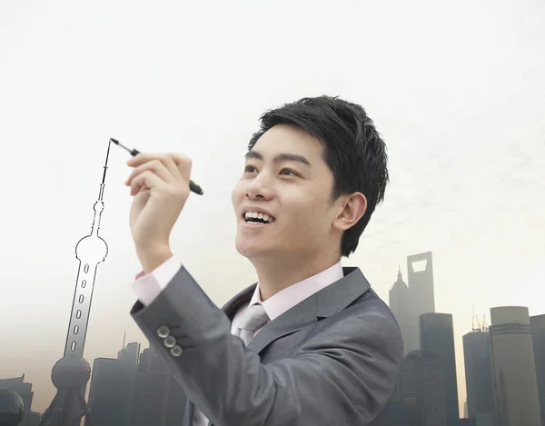 Бизнесмен, рисующий Шанхай — стоковое фото