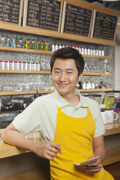 Barista avec un tampon et un stylo — Photo