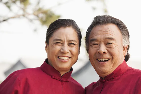 Pareja mayor vestida con ropa tradicional china, retrato —  Fotos de Stock