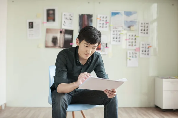 Homme professionnel à la recherche de documents au bureau — Photo