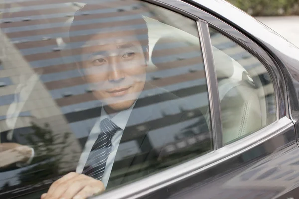 Geschäftsmann im Auto zurück — Stockfoto