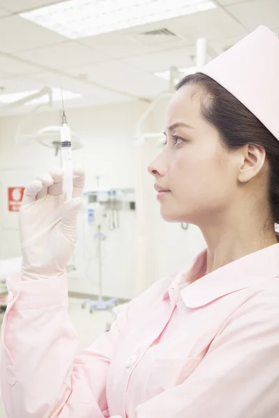Porträtt av sjuksköterska hålla en spruta — Stockfoto
