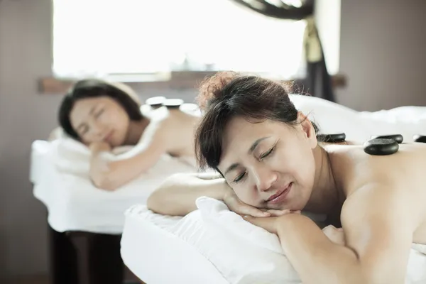 Mother and Daughter Having Hot Stone Massage Together — Stock Photo, Image