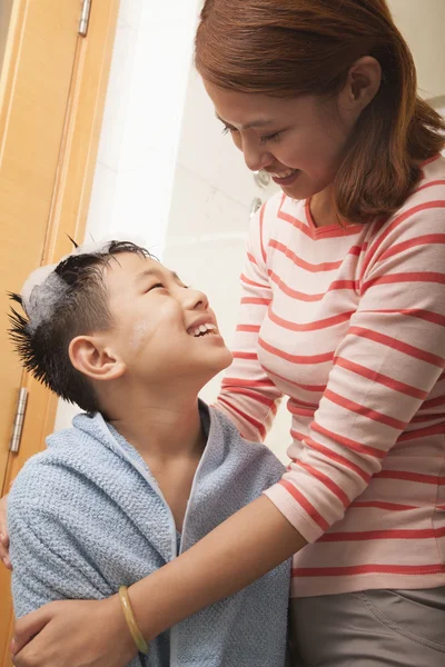 Mutter trocknet ihren Sohn nach einem Schaumbad aus — Stockfoto