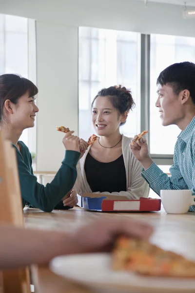 Coworkers mangiare e lavorare in mensa — Foto Stock