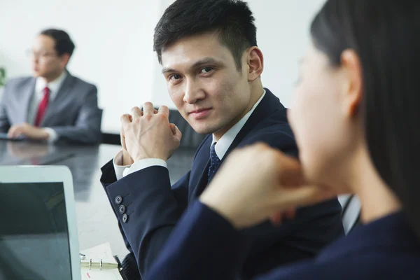 Empresario mirando la cámara — Foto de Stock