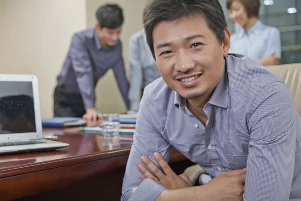 Portrait d'un homme d'affaires souriant — Photo