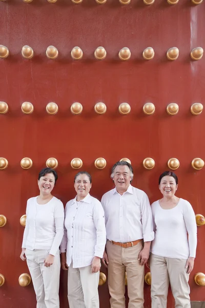 People standing next to traditional Chinese door — Stock Photo, Image