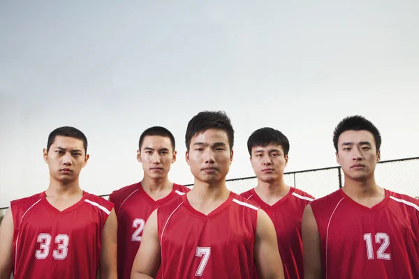 Basketball team stående og smilende, portræt - Stock-foto