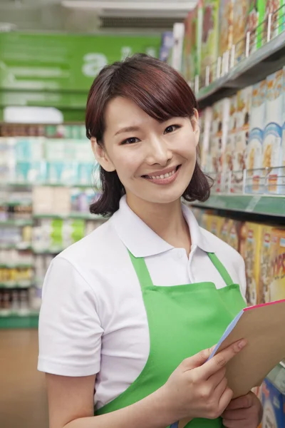 Portrait de vendeuse dans un supermarché — Photo